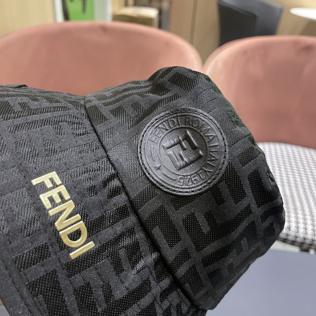  FENDI 芬迪 老花字母渔夫帽，FD的老花渔夫帽真的很洋气，超火爆的渔夫帽，看到收的爆款 时尚百搭 