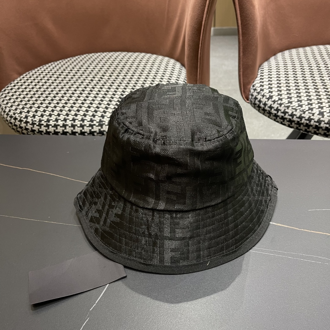  FENDI 芬迪 老花字母渔夫帽，FD的老花渔夫帽真的很洋气，超火爆的渔夫帽，看到收的爆款 时尚百搭 