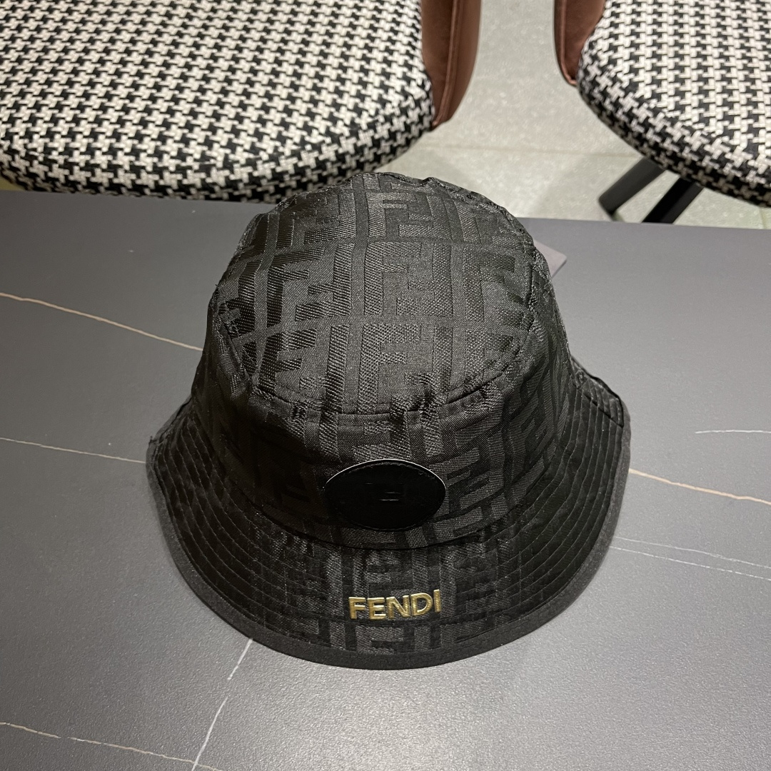  FENDI 芬迪 老花字母渔夫帽，FD的老花渔夫帽真的很洋气，超火爆的渔夫帽，看到收的爆款 时尚百搭 