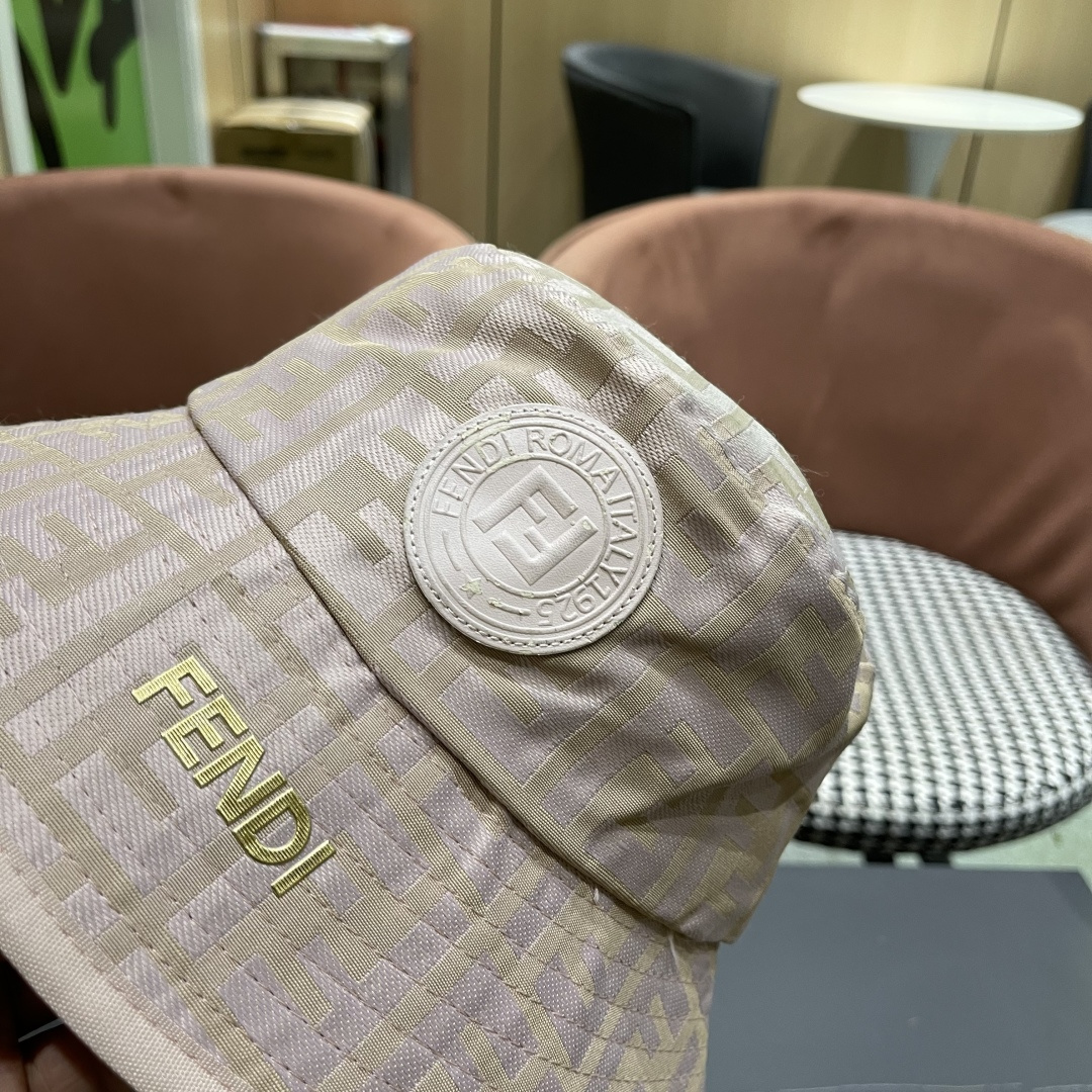  FENDI 芬迪 老花字母渔夫帽，FD的老花渔夫帽真的很洋气，超火爆的渔夫帽，看到收的爆款 时尚百搭 