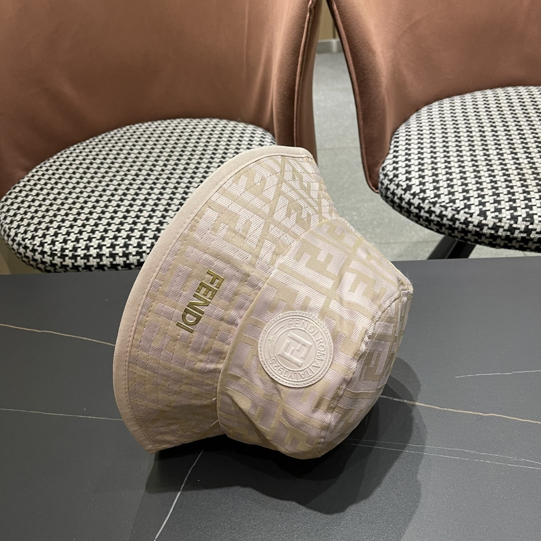  FENDI 芬迪 老花字母渔夫帽，FD的老花渔夫帽真的很洋气，超火爆的渔夫帽，看到收的爆款 时尚百搭 