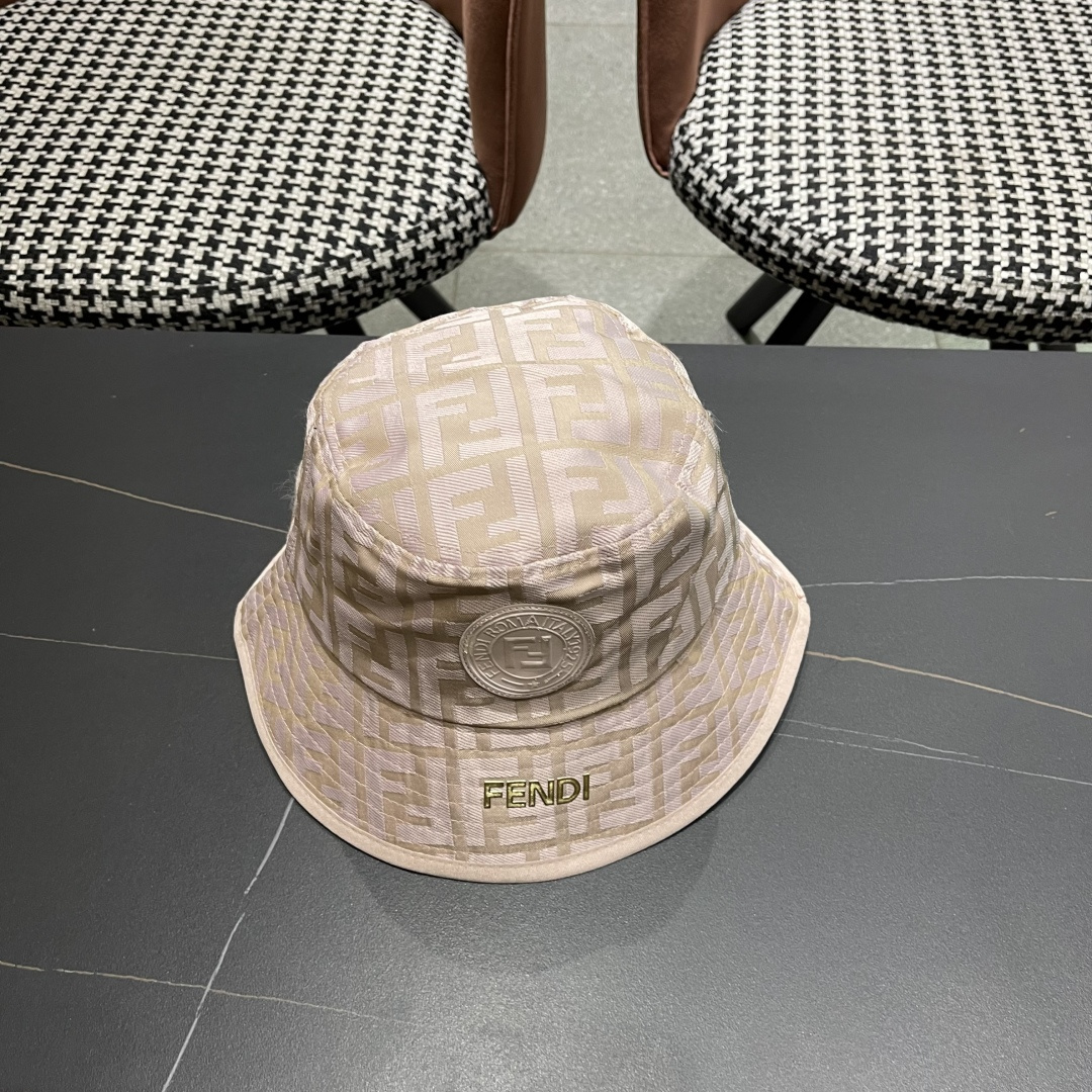  FENDI 芬迪 老花字母渔夫帽，FD的老花渔夫帽真的很洋气，超火爆的渔夫帽，看到收的爆款 时尚百搭 