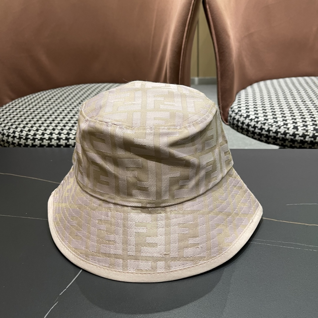  FENDI 芬迪 老花字母渔夫帽，FD的老花渔夫帽真的很洋气，超火爆的渔夫帽，看到收的爆款 时尚百搭 