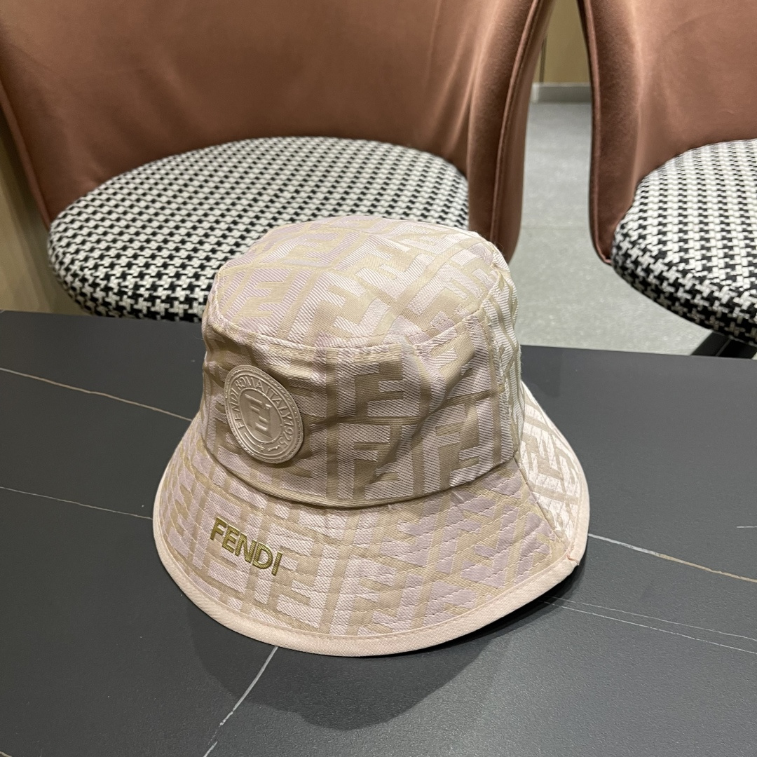  FENDI 芬迪 老花字母渔夫帽，FD的老花渔夫帽真的很洋气，超火爆的渔夫帽，看到收的爆款 时尚百搭 