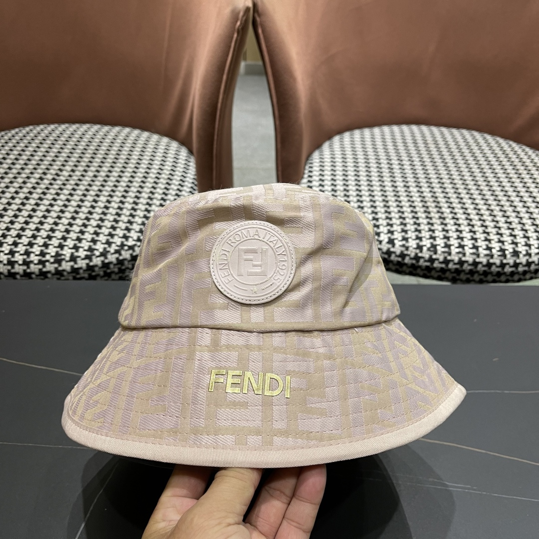  FENDI 芬迪 老花字母渔夫帽，FD的老花渔夫帽真的很洋气，超火爆的渔夫帽，看到收的爆款 时尚百搭 