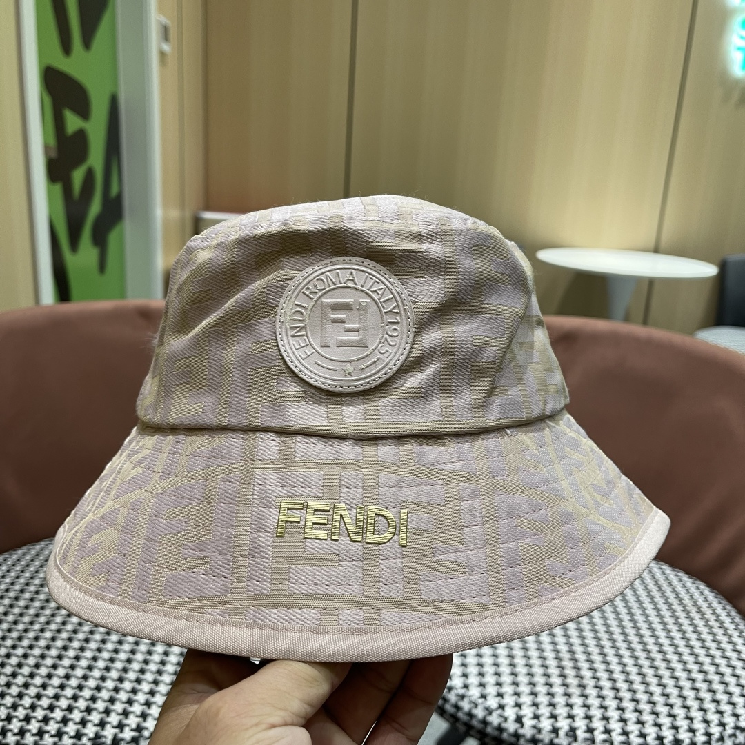  FENDI 芬迪 老花字母渔夫帽，FD的老花渔夫帽真的很洋气，超火爆的渔夫帽，看到收的爆款 时尚百搭 