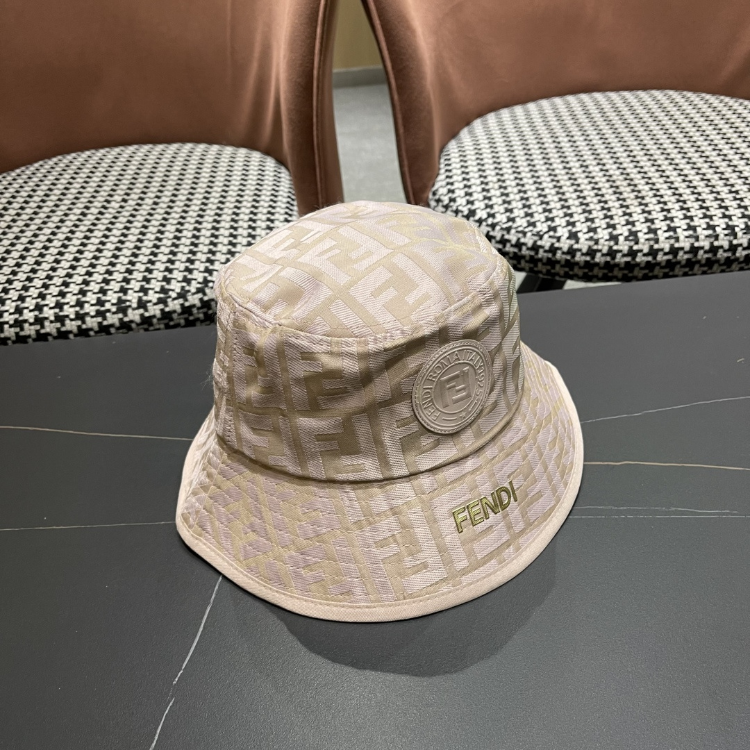  FENDI 芬迪 老花字母渔夫帽，FD的老花渔夫帽真的很洋气，超火爆的渔夫帽，看到收的爆款 时尚百搭 