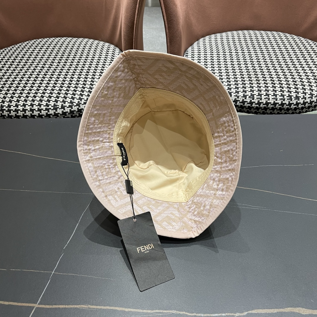  FENDI 芬迪 老花字母渔夫帽，FD的老花渔夫帽真的很洋气，超火爆的渔夫帽，看到收的爆款 时尚百搭 