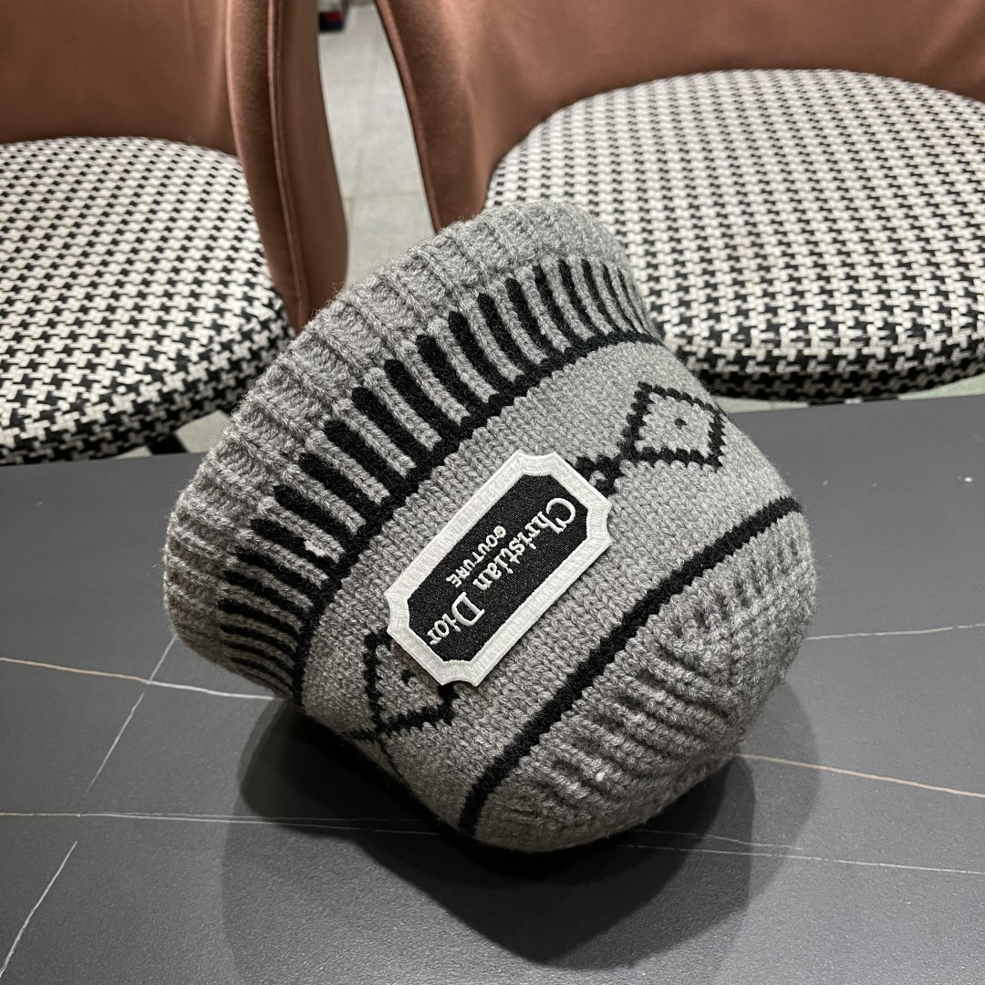  迪奥 2025秋冬新款菱形图案毛线帽女情侣休闲百搭保暖护耳冷帽针织帽子