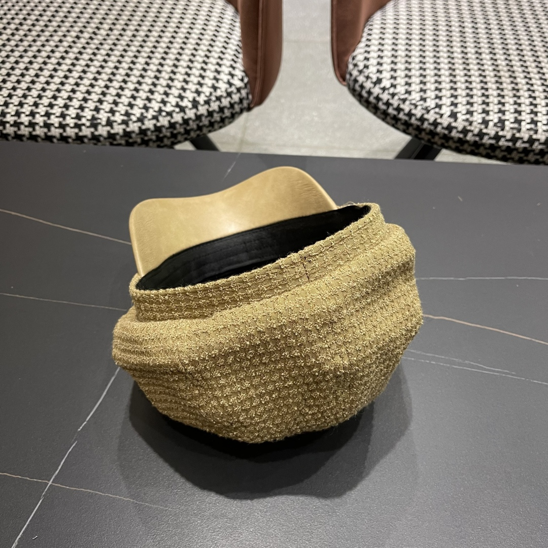  香奈儿2025新款时尚华夫格皮檐八角帽子女
秋季街头逛街简约时尚贝雷帽潮