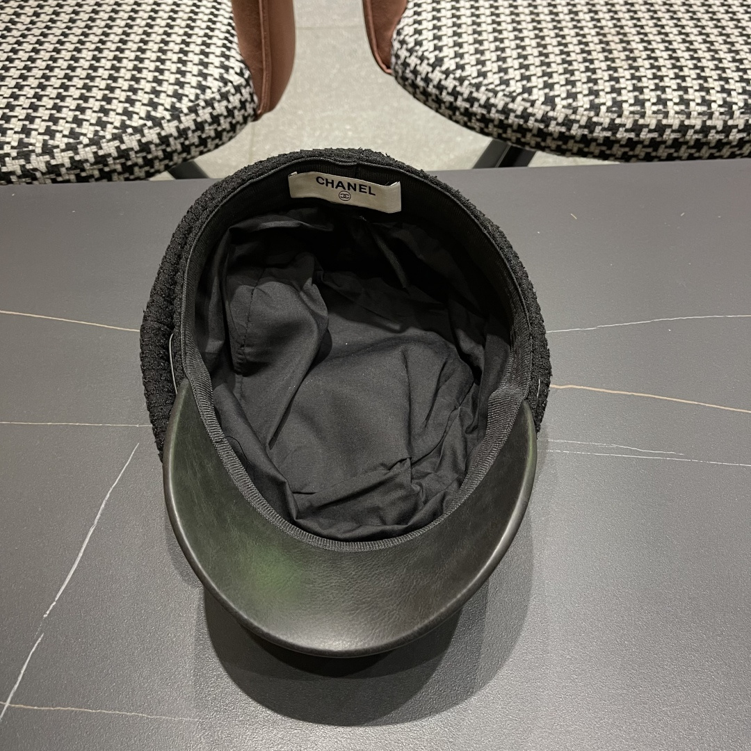  香奈儿2025新款时尚华夫格皮檐八角帽子女
秋季街头逛街简约时尚贝雷帽潮