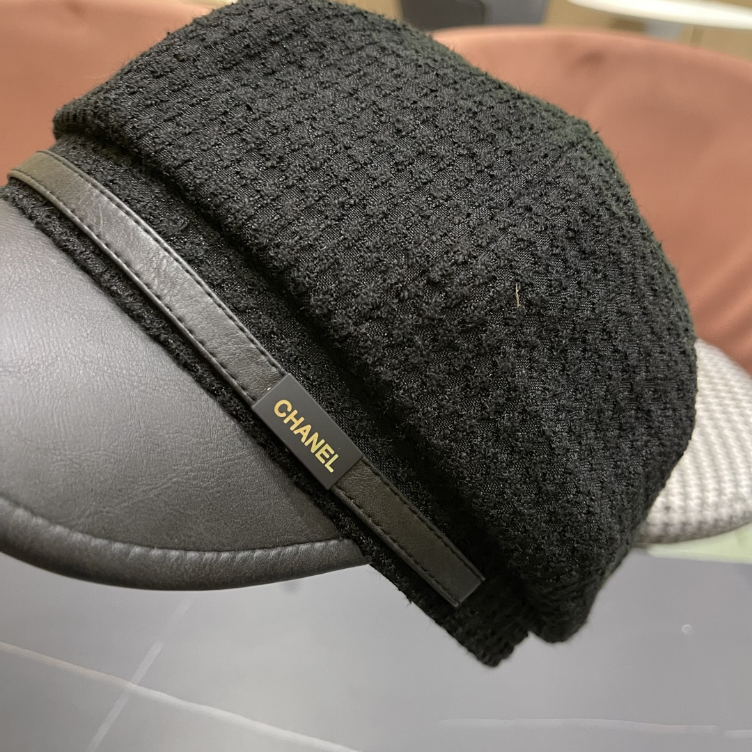  香奈儿2025新款时尚华夫格皮檐八角帽子女
秋季街头逛街简约时尚贝雷帽潮