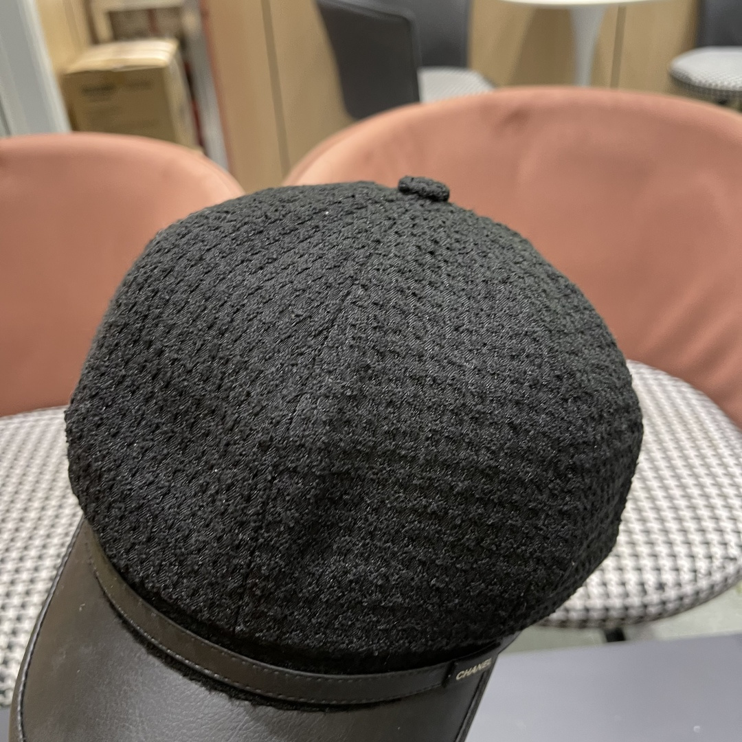  香奈儿2025新款时尚华夫格皮檐八角帽子女
秋季街头逛街简约时尚贝雷帽潮