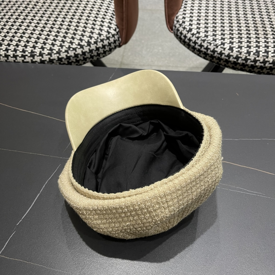  香奈儿2025新款时尚华夫格皮檐八角帽子女
秋季街头逛街简约时尚贝雷帽潮