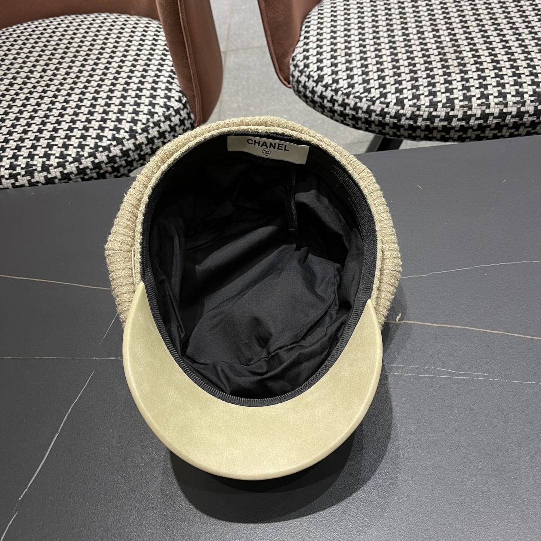  香奈儿2025新款时尚华夫格皮檐八角帽子女
秋季街头逛街简约时尚贝雷帽潮