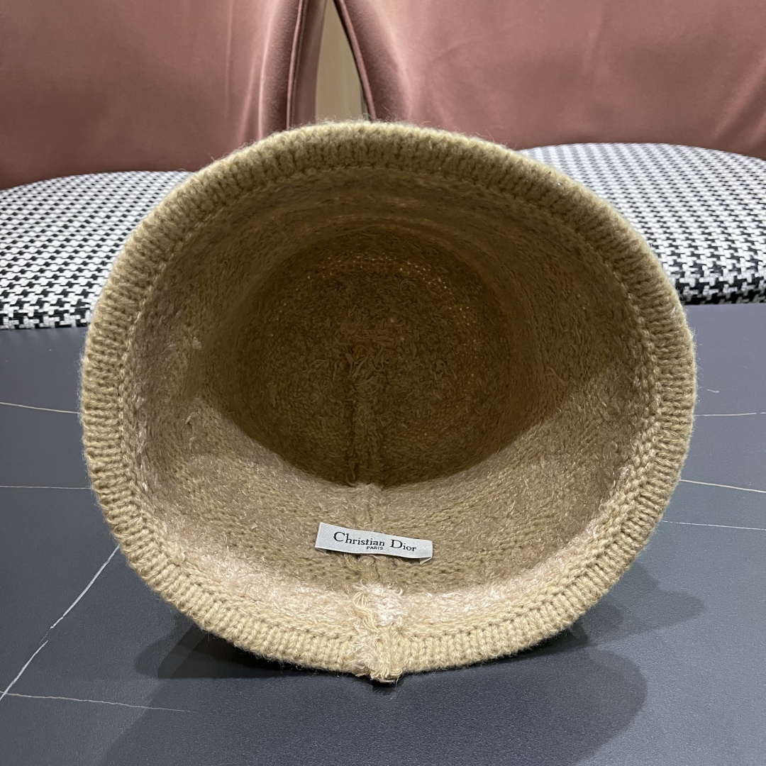  迪奥 冬季羊绒渔夫帽女秋冬户外出游帽子
新款保暖护耳针织帽显脸小