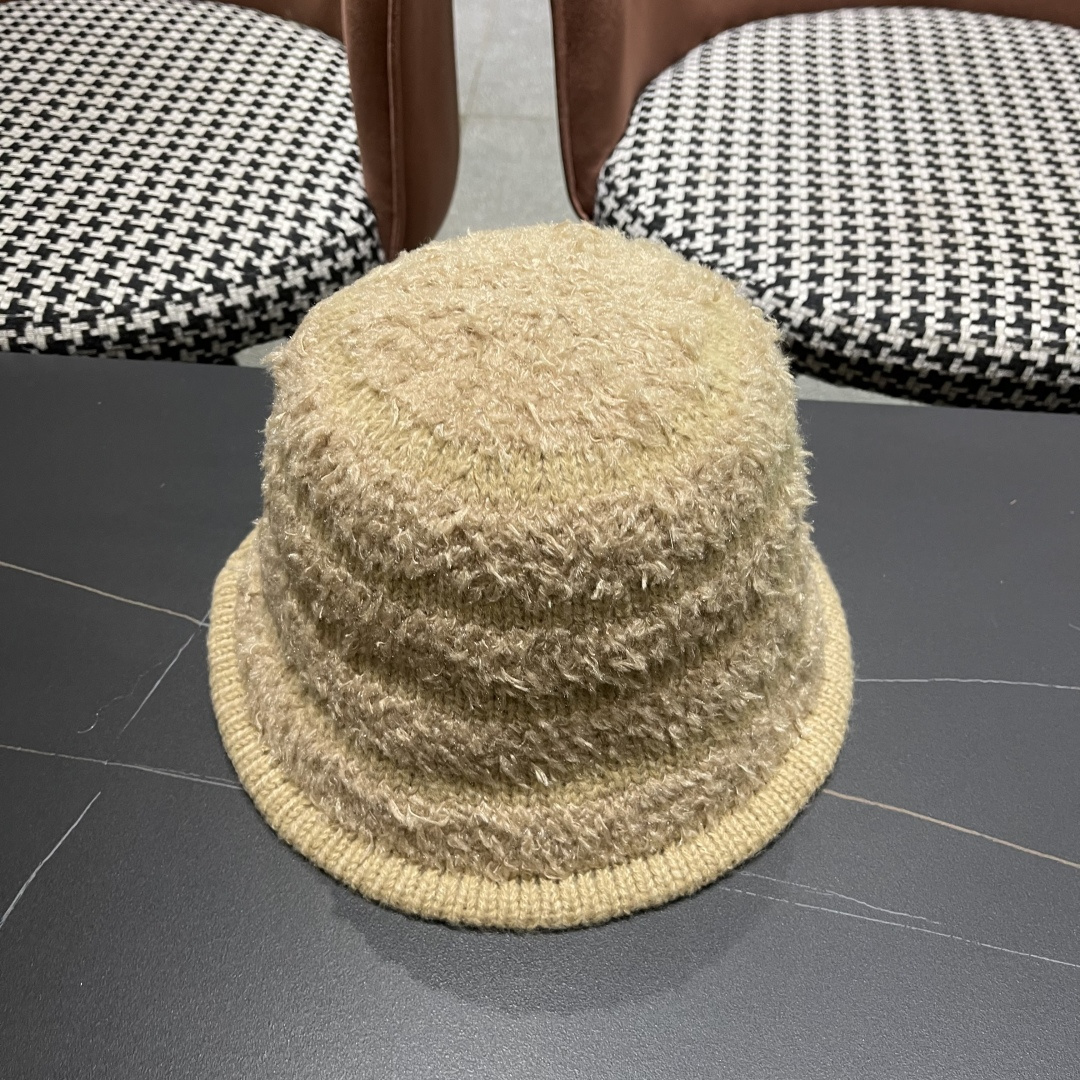  迪奥 冬季羊绒渔夫帽女秋冬户外出游帽子
新款保暖护耳针织帽显脸小