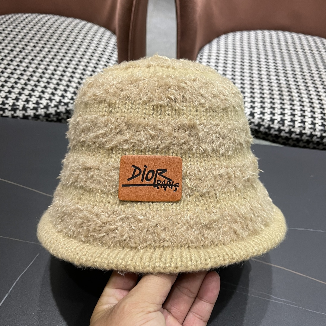  迪奥 冬季羊绒渔夫帽女秋冬户外出游帽子
新款保暖护耳针织帽显脸小