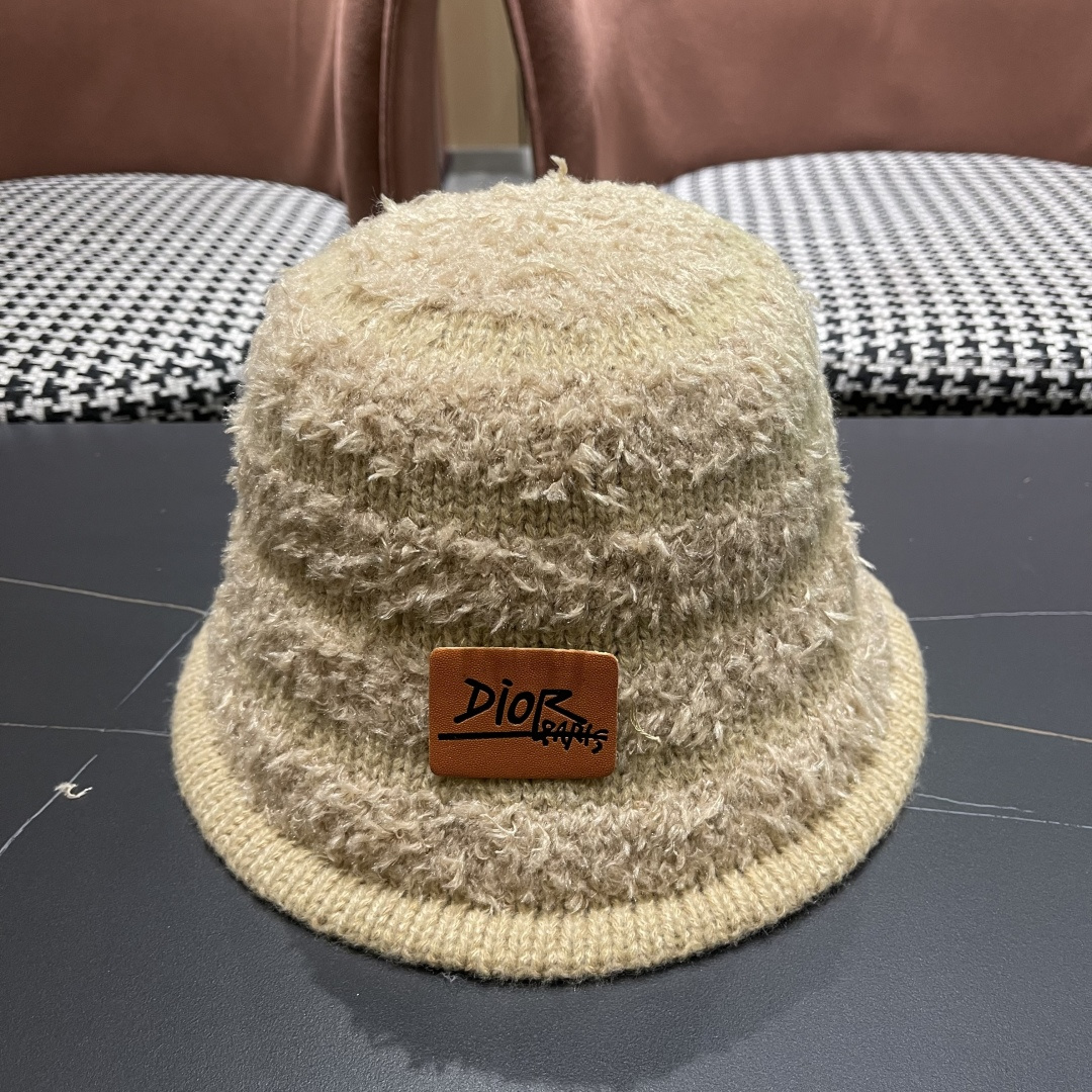  迪奥 冬季羊绒渔夫帽女秋冬户外出游帽子
新款保暖护耳针织帽显脸小