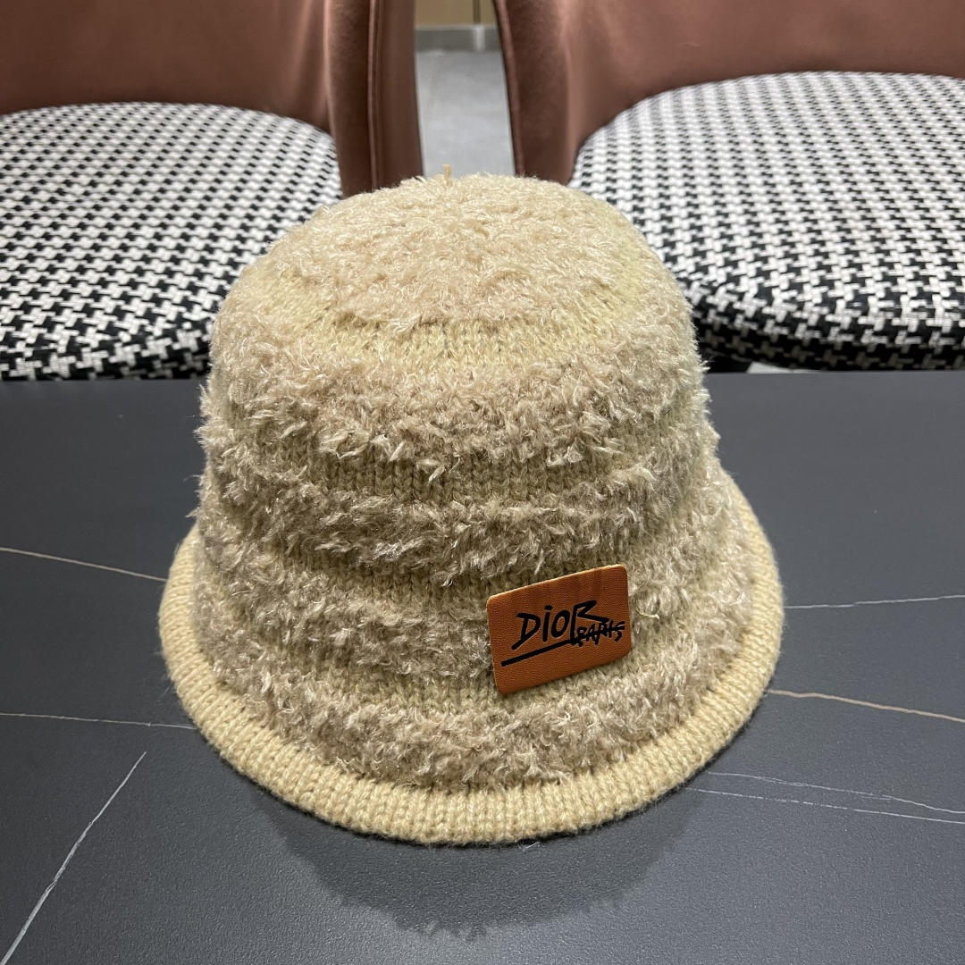  迪奥 冬季羊绒渔夫帽女秋冬户外出游帽子
新款保暖护耳针织帽显脸小