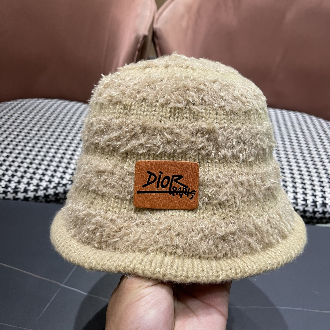  迪奥 冬季羊绒渔夫帽女秋冬户外出游帽子
新款保暖护耳针织帽显脸小