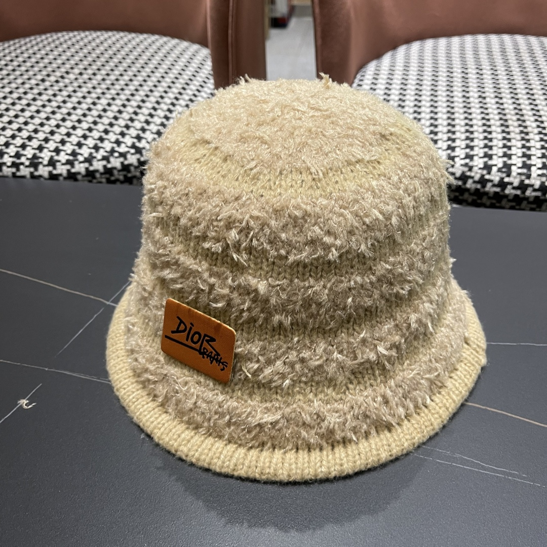  迪奥 冬季羊绒渔夫帽女秋冬户外出游帽子
新款保暖护耳针织帽显脸小