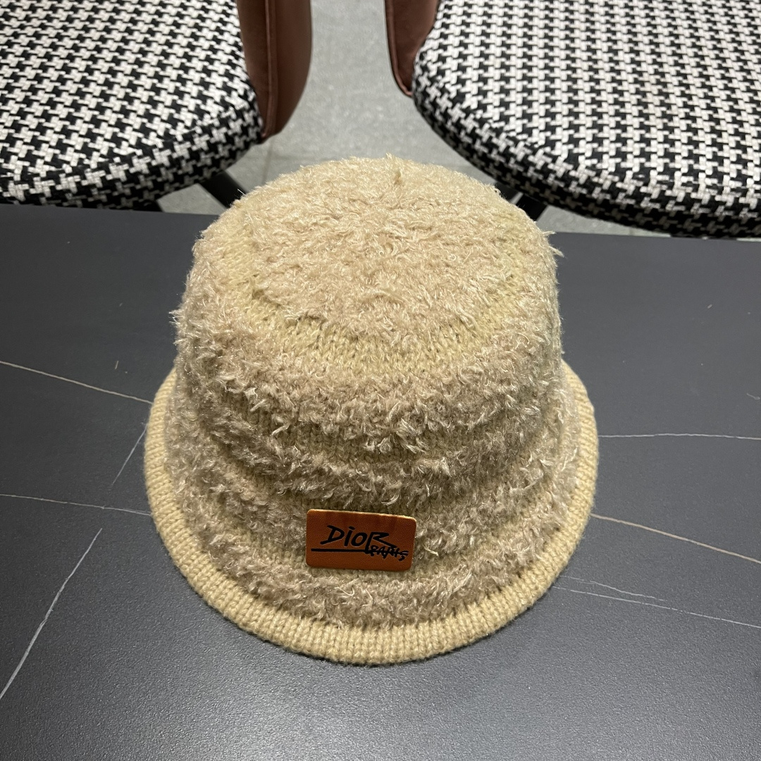  迪奥 冬季羊绒渔夫帽女秋冬户外出游帽子
新款保暖护耳针织帽显脸小