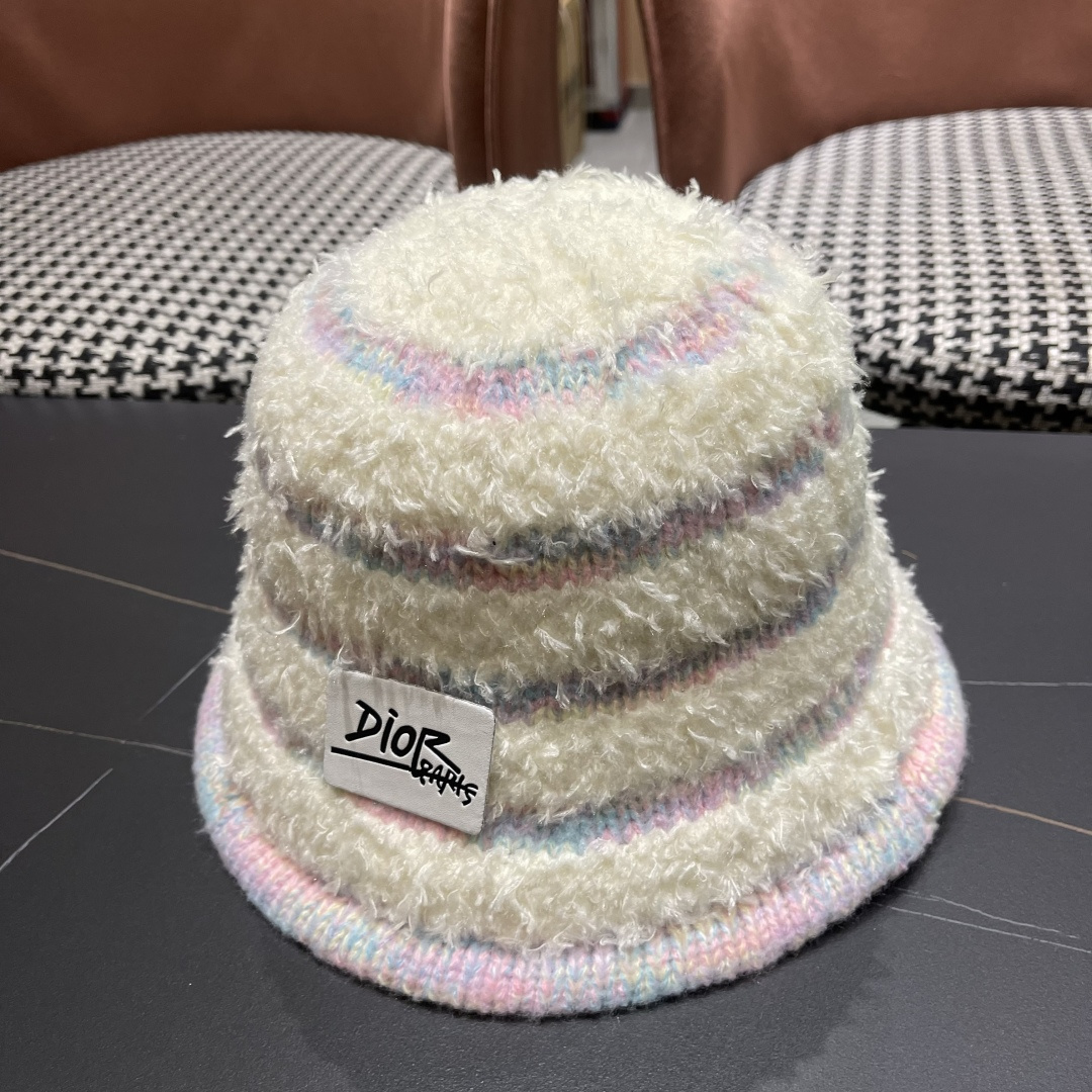  迪奥 冬季羊绒渔夫帽女秋冬户外出游帽子
新款保暖护耳针织帽显脸小