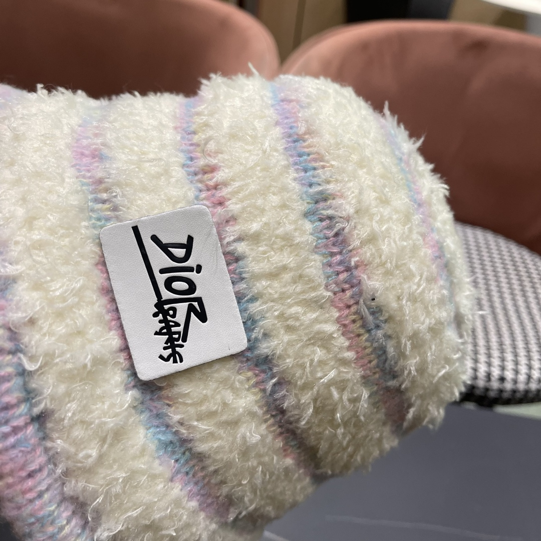  迪奥 冬季羊绒渔夫帽女秋冬户外出游帽子
新款保暖护耳针织帽显脸小