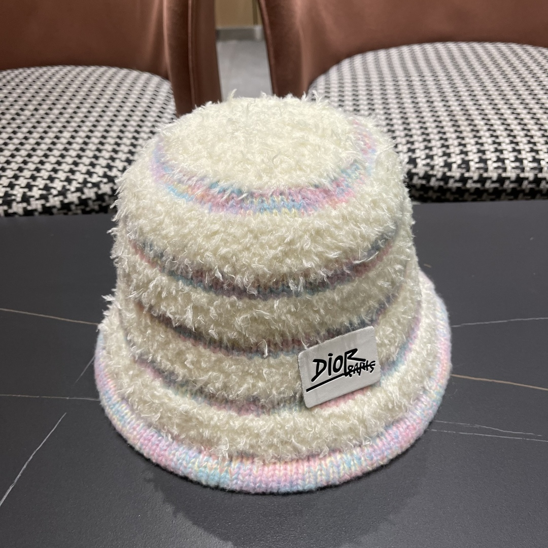  迪奥 冬季羊绒渔夫帽女秋冬户外出游帽子
新款保暖护耳针织帽显脸小