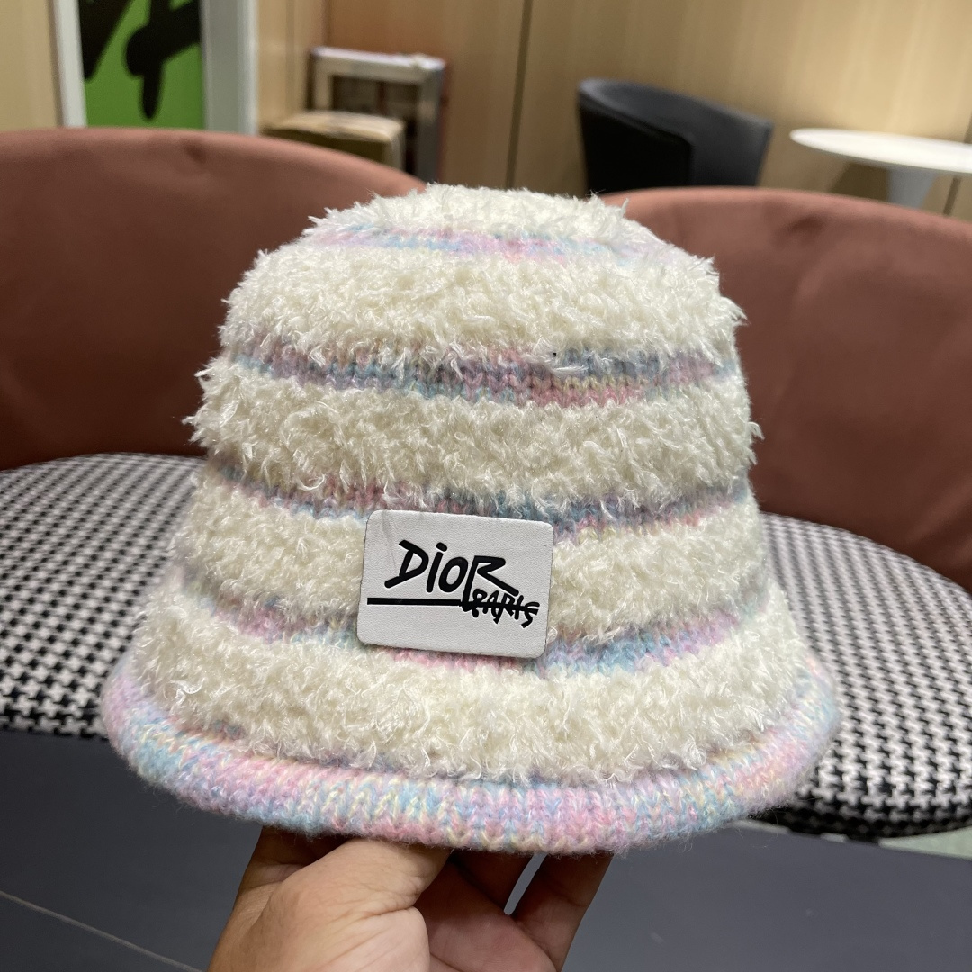  迪奥 冬季羊绒渔夫帽女秋冬户外出游帽子
新款保暖护耳针织帽显脸小