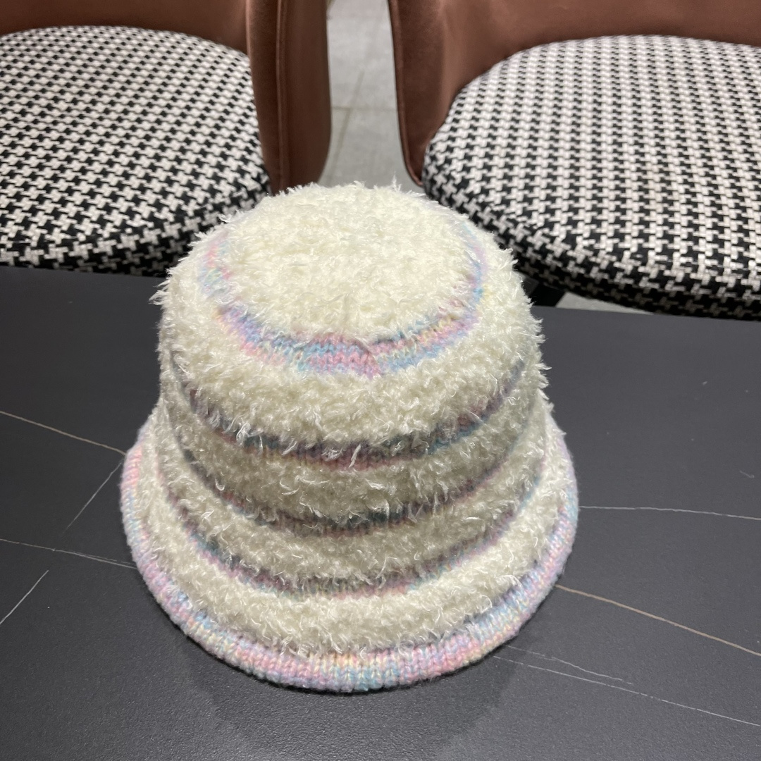  迪奥 冬季羊绒渔夫帽女秋冬户外出游帽子
新款保暖护耳针织帽显脸小