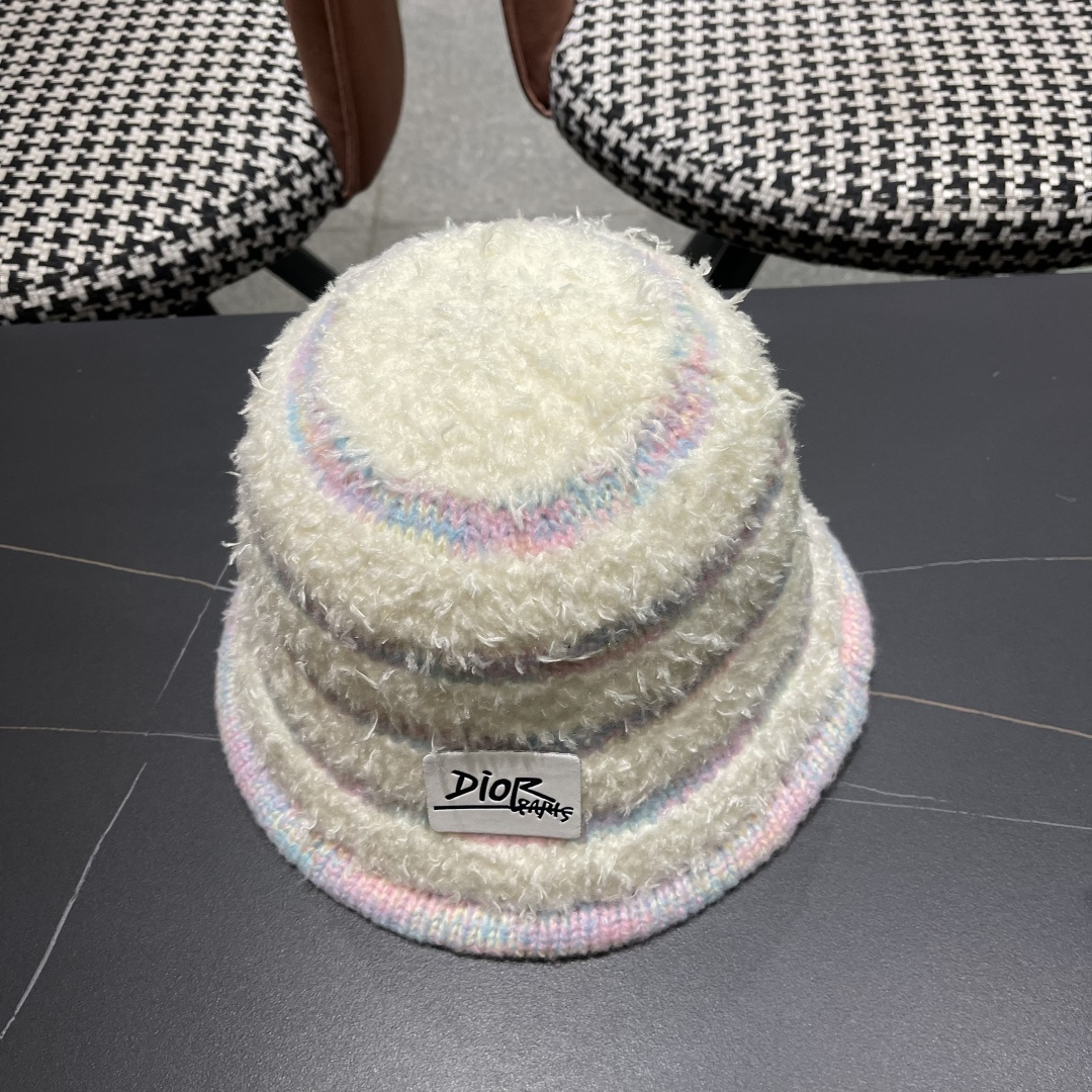  迪奥 冬季羊绒渔夫帽女秋冬户外出游帽子
新款保暖护耳针织帽显脸小