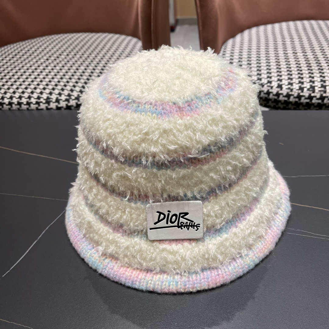  迪奥 冬季羊绒渔夫帽女秋冬户外出游帽子
新款保暖护耳针织帽显脸小