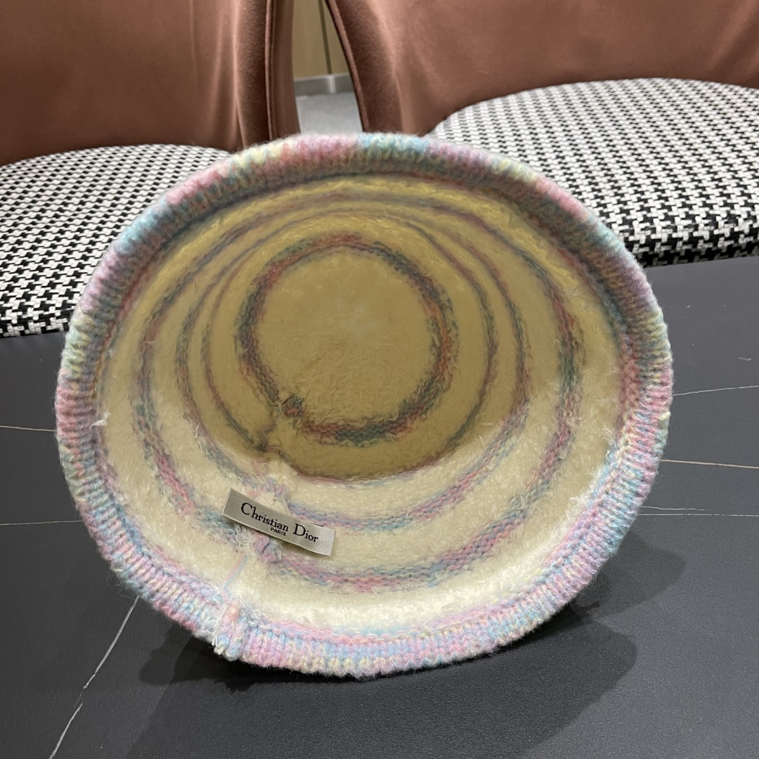  迪奥 冬季羊绒渔夫帽女秋冬户外出游帽子
新款保暖护耳针织帽显脸小