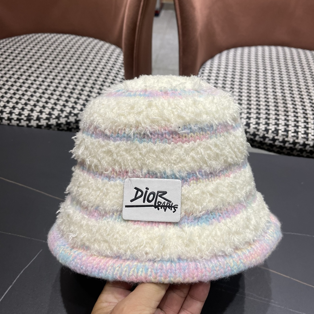  迪奥 冬季羊绒渔夫帽女秋冬户外出游帽子
新款保暖护耳针织帽显脸小