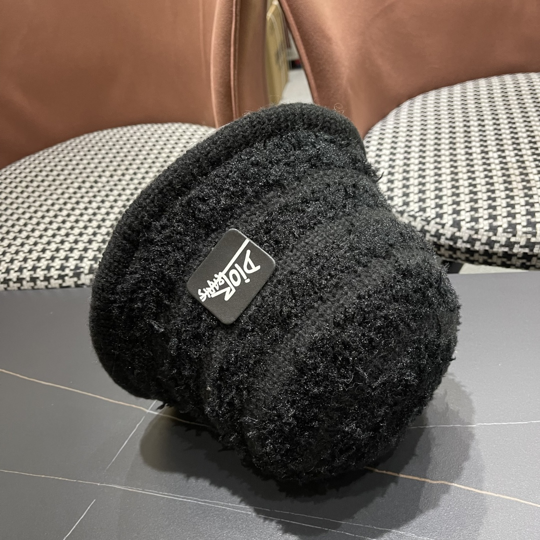  迪奥 冬季羊绒渔夫帽女秋冬户外出游帽子
新款保暖护耳针织帽显脸小