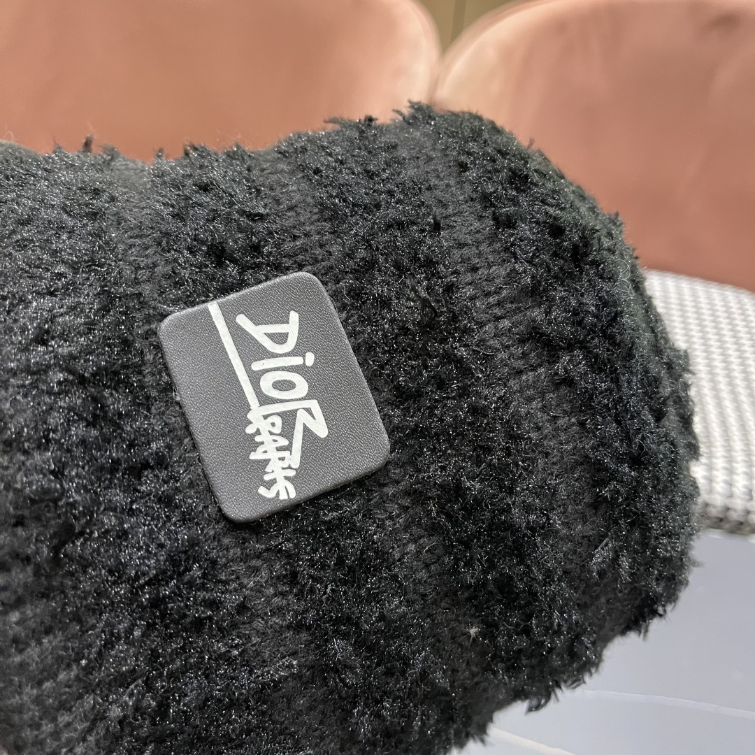  迪奥 冬季羊绒渔夫帽女秋冬户外出游帽子
新款保暖护耳针织帽显脸小