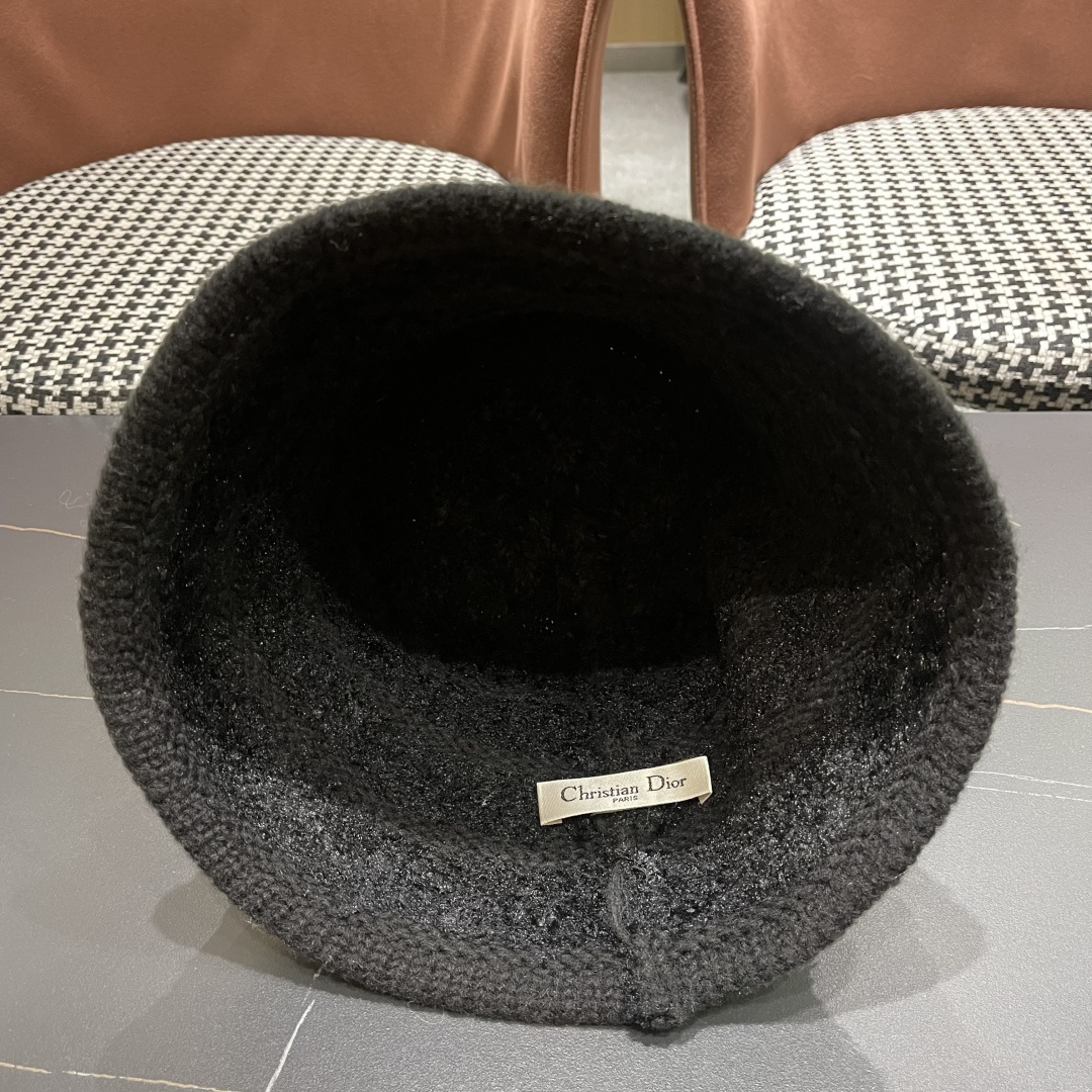  迪奥 冬季羊绒渔夫帽女秋冬户外出游帽子
新款保暖护耳针织帽显脸小