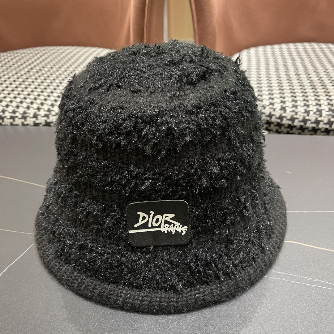  迪奥 冬季羊绒渔夫帽女秋冬户外出游帽子
新款保暖护耳针织帽显脸小