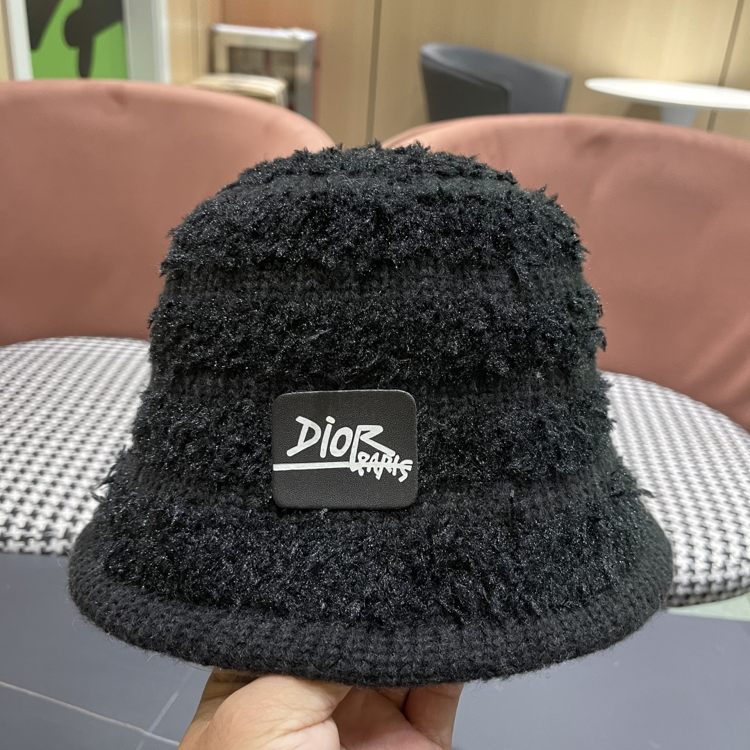  迪奥 冬季羊绒渔夫帽女秋冬户外出游帽子
新款保暖护耳针织帽显脸小