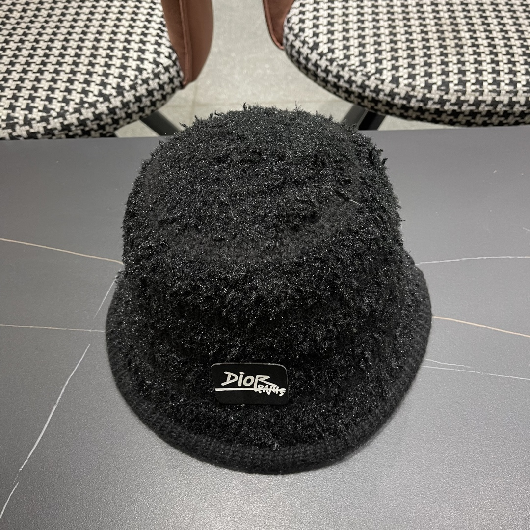  迪奥 冬季羊绒渔夫帽女秋冬户外出游帽子
新款保暖护耳针织帽显脸小