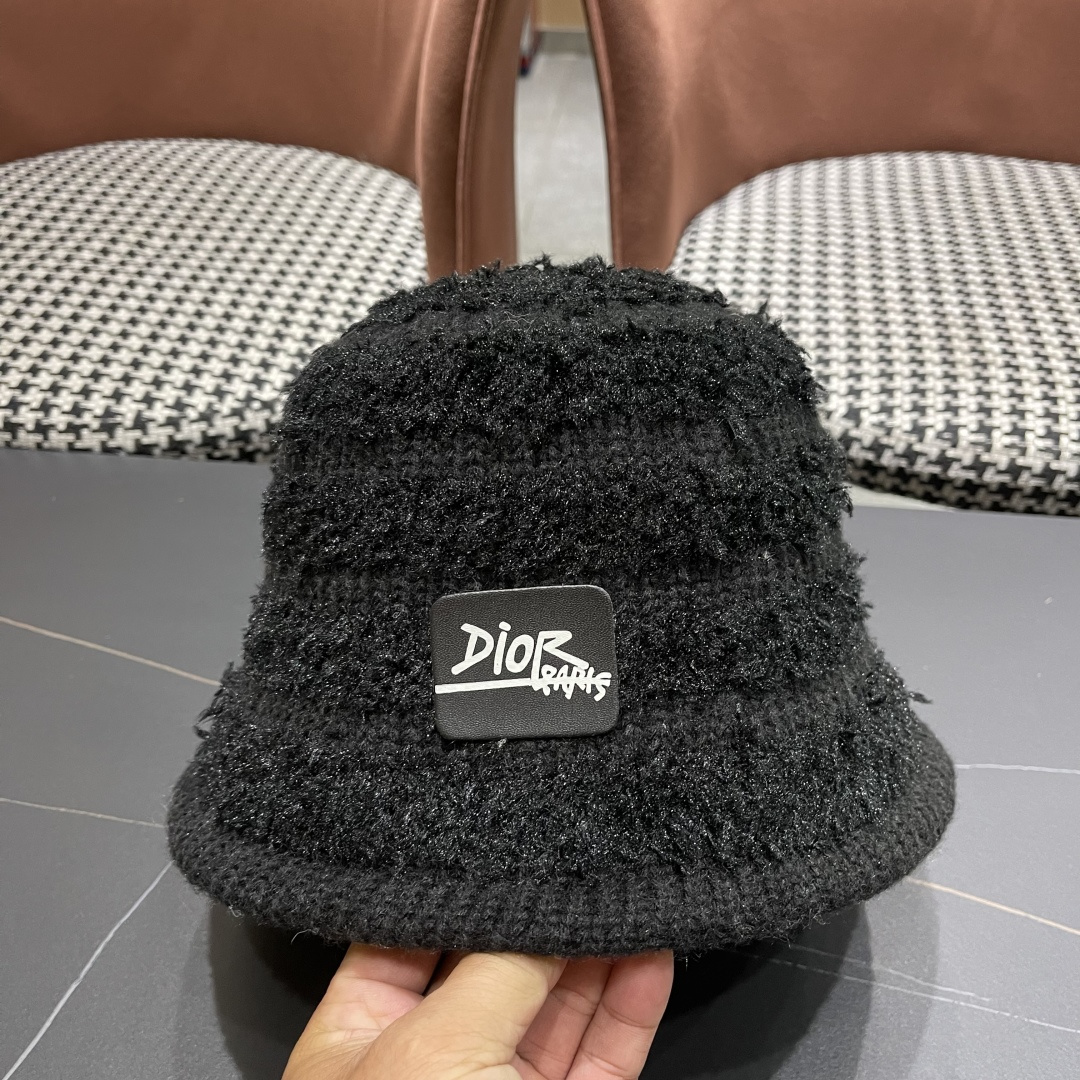  迪奥 冬季羊绒渔夫帽女秋冬户外出游帽子
新款保暖护耳针织帽显脸小