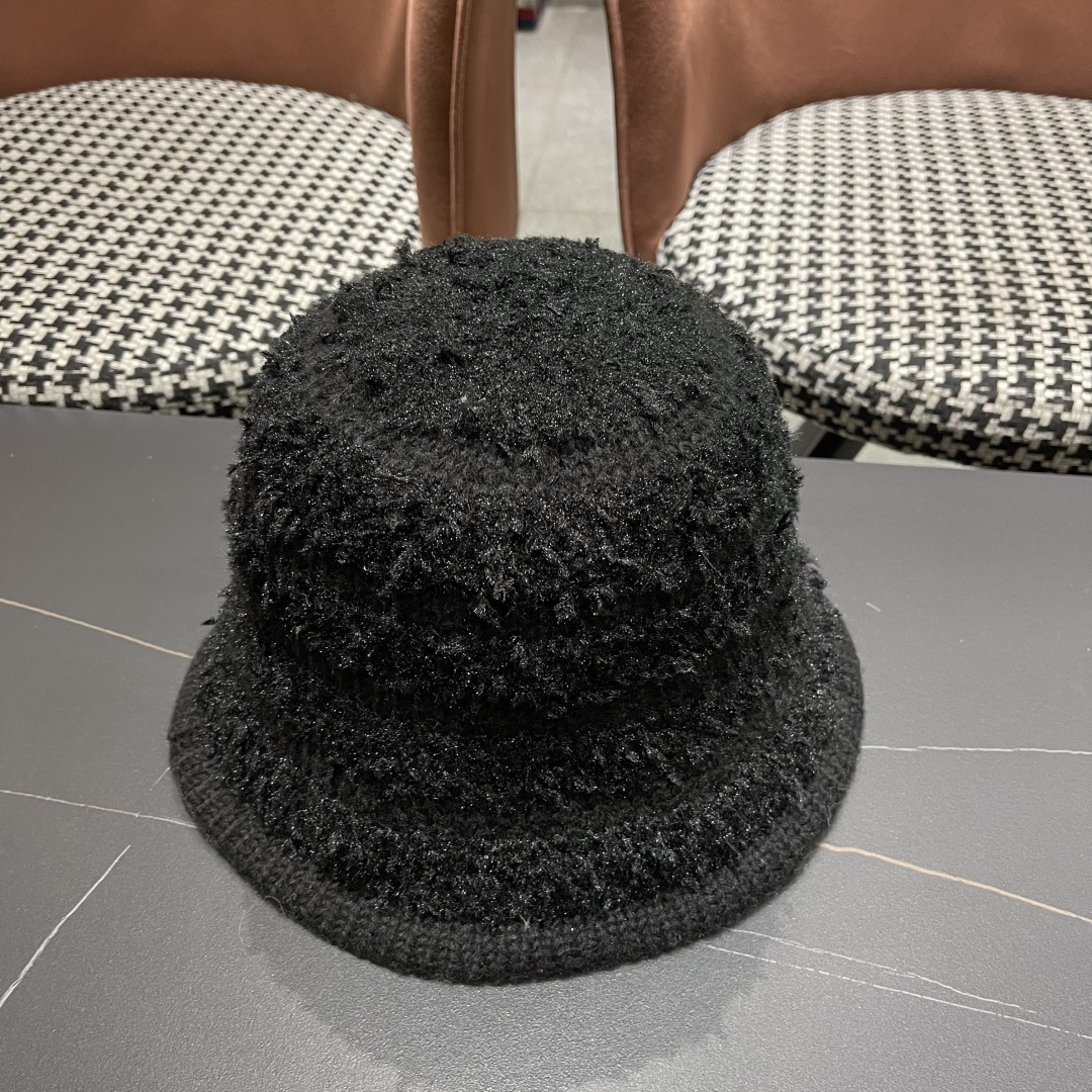  迪奥 冬季羊绒渔夫帽女秋冬户外出游帽子
新款保暖护耳针织帽显脸小