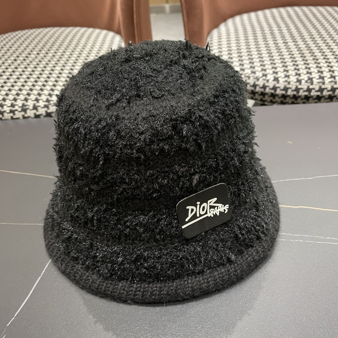  迪奥 冬季羊绒渔夫帽女秋冬户外出游帽子
新款保暖护耳针织帽显脸小