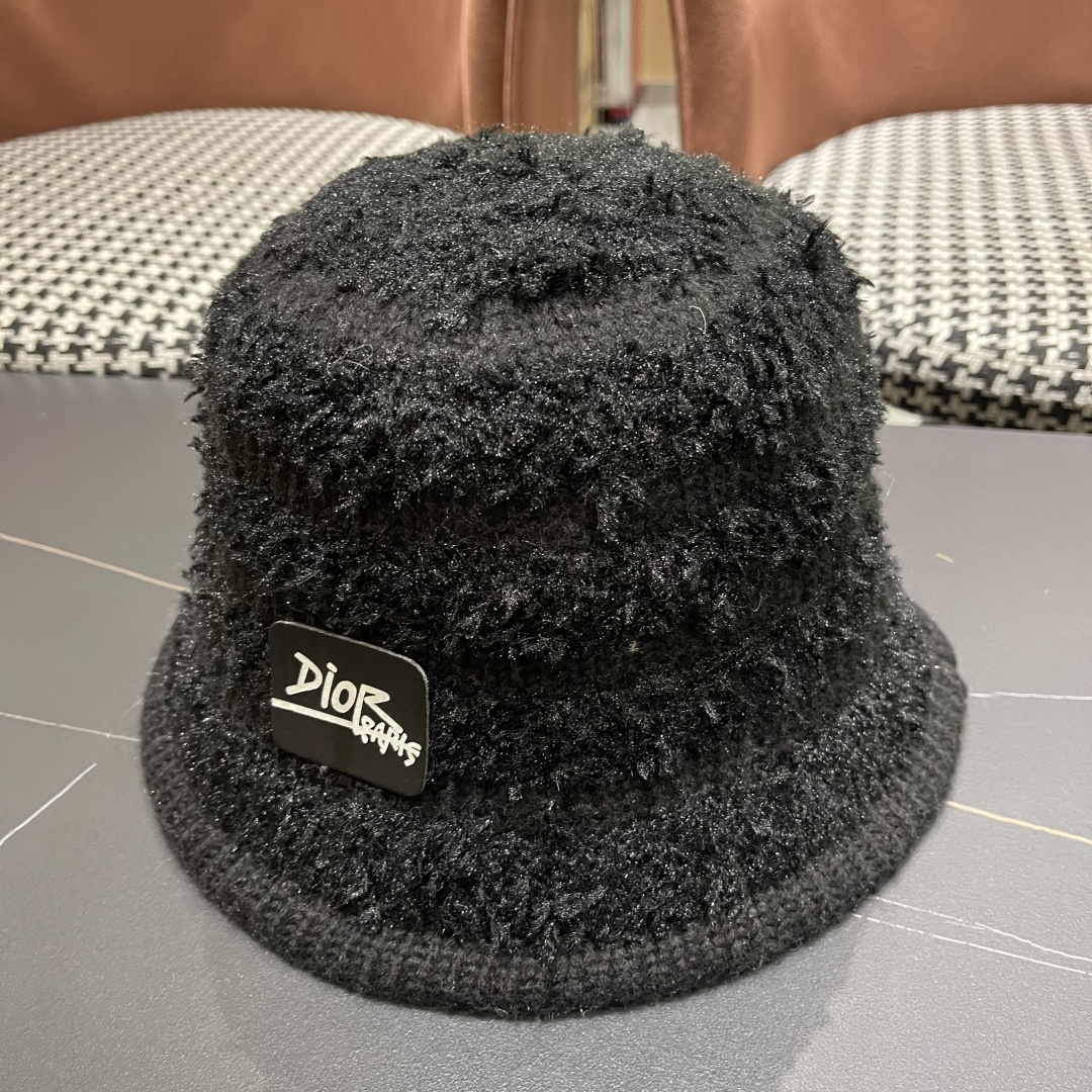  迪奥 冬季羊绒渔夫帽女秋冬户外出游帽子
新款保暖护耳针织帽显脸小