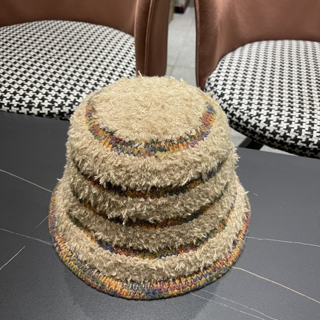  迪奥 冬季羊绒渔夫帽女秋冬户外出游帽子
新款保暖护耳针织帽显脸小