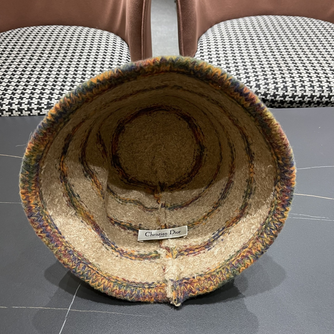  迪奥 冬季羊绒渔夫帽女秋冬户外出游帽子
新款保暖护耳针织帽显脸小