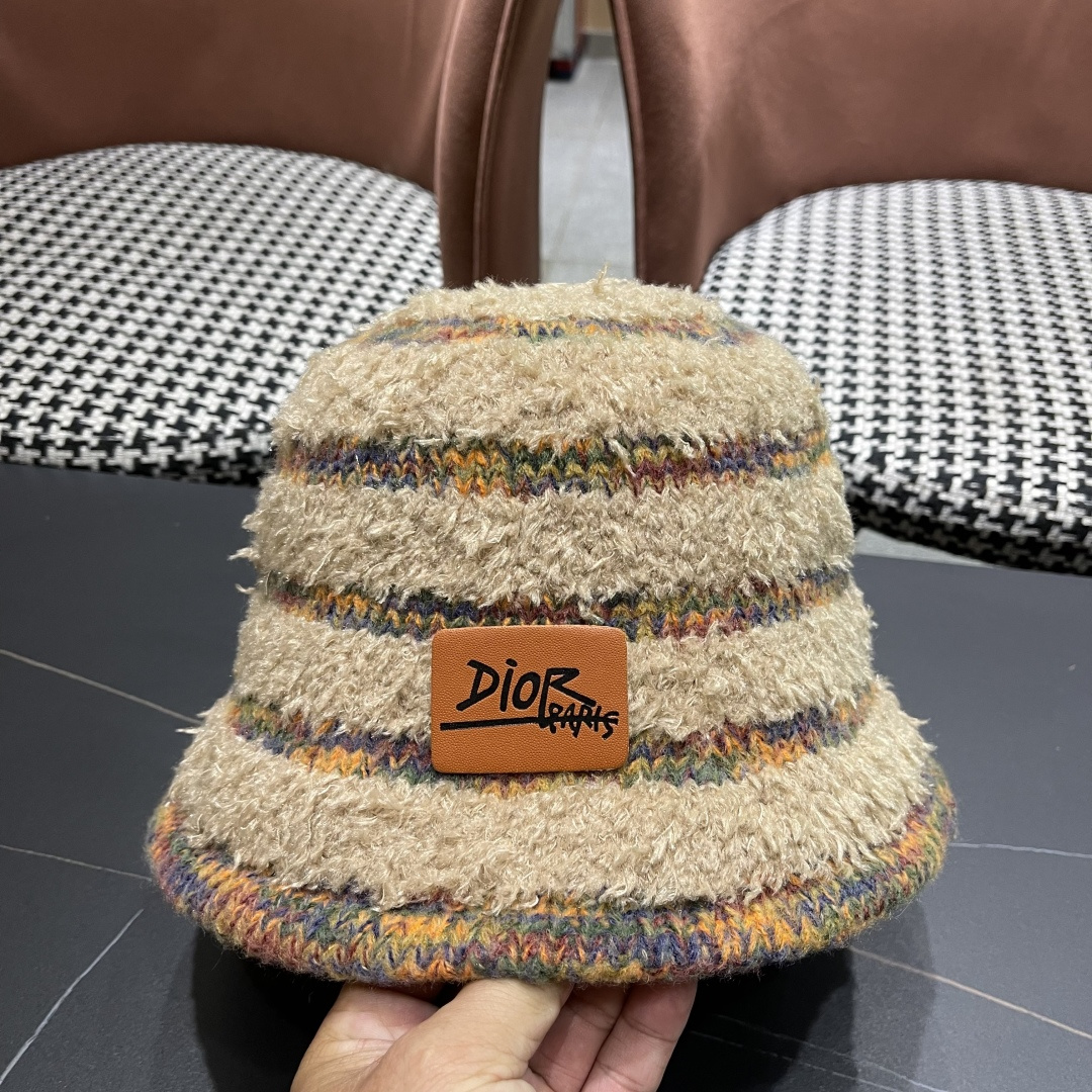  迪奥 冬季羊绒渔夫帽女秋冬户外出游帽子
新款保暖护耳针织帽显脸小