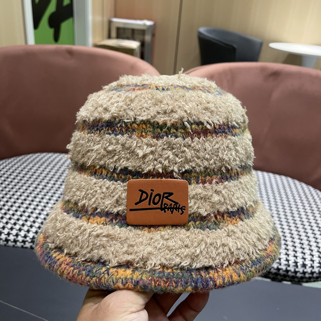  迪奥 冬季羊绒渔夫帽女秋冬户外出游帽子
新款保暖护耳针织帽显脸小